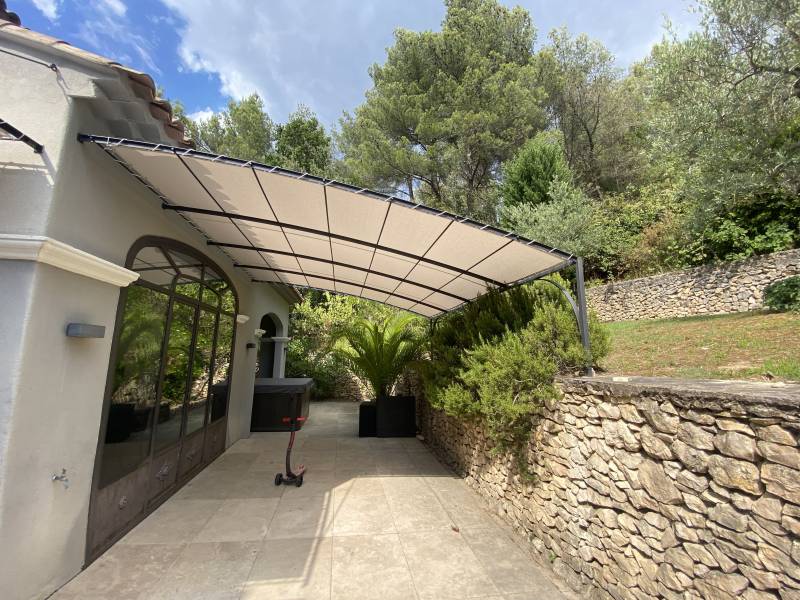 Habillage d'un structure de pergola en tissus SOLTIS 92 sur Luynes proche d'Aix en Provence