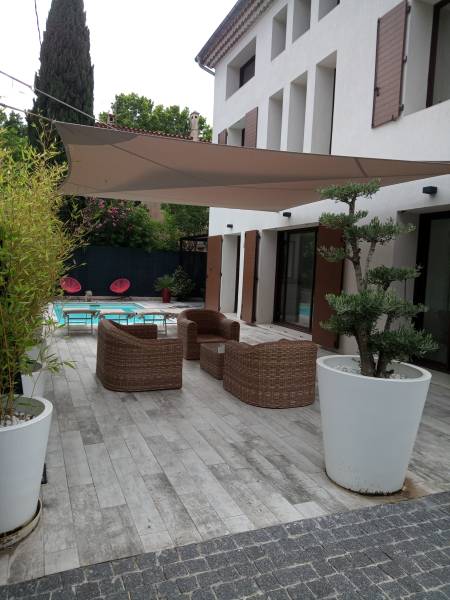 Une jolie terrasse à l'ombre de nos Voiles d'ombrage en SOLTIS 92 à Aix en Provence