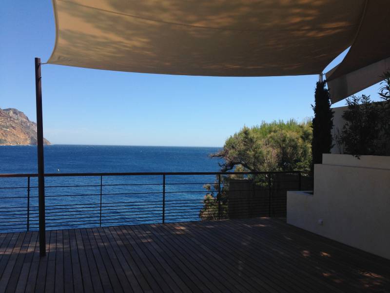 Couverture d'une terrasse en voiles d'ombrage en SOLTIS 92, sur mesure, face au Cap Canaille à Cassis