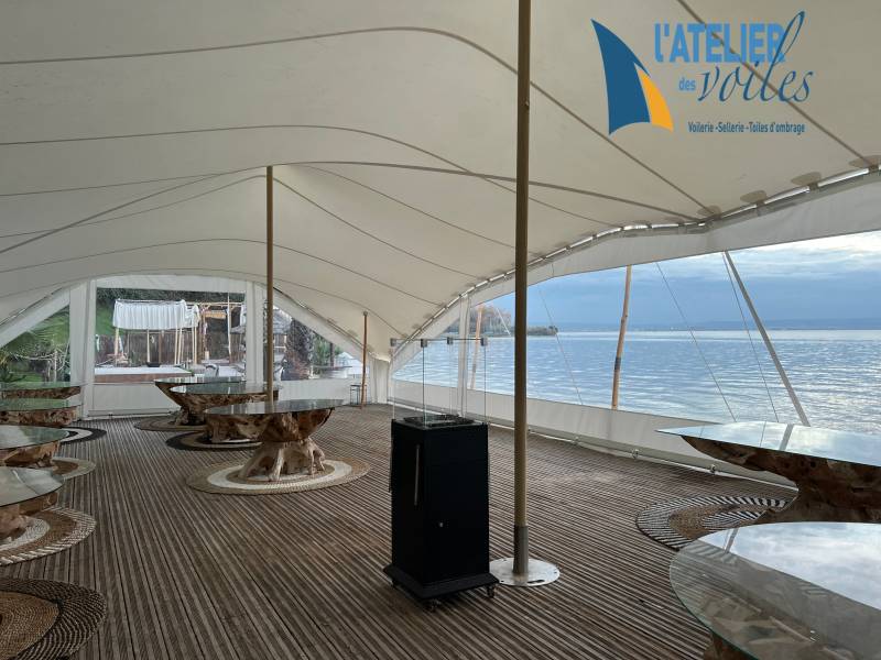 Habillage de panneaux verticaux sur une tente BE LOUNGE