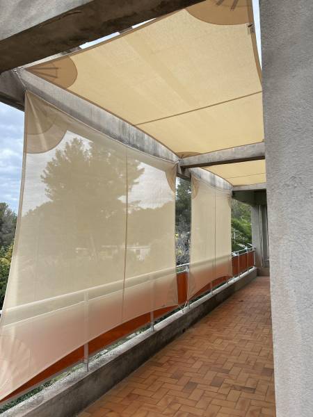 Comment intégrer une voile latérale sur un balcon à Toulon