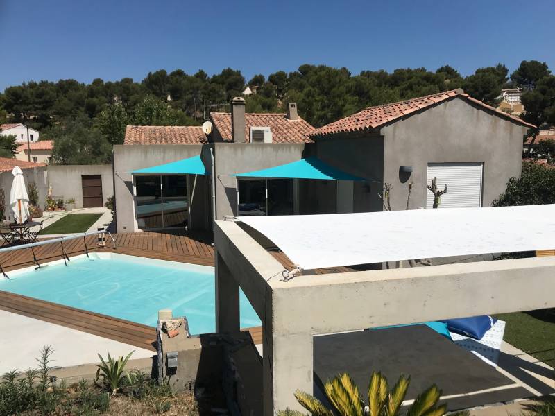 Installer des voiles triangulaires sur votre terrasse de piscine sur Marseille